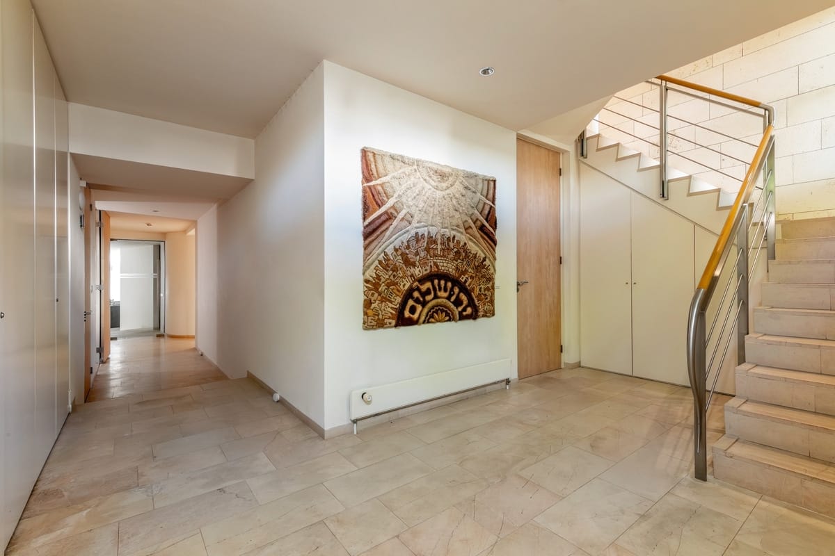 Marinus & Partners - MT100745 - 35