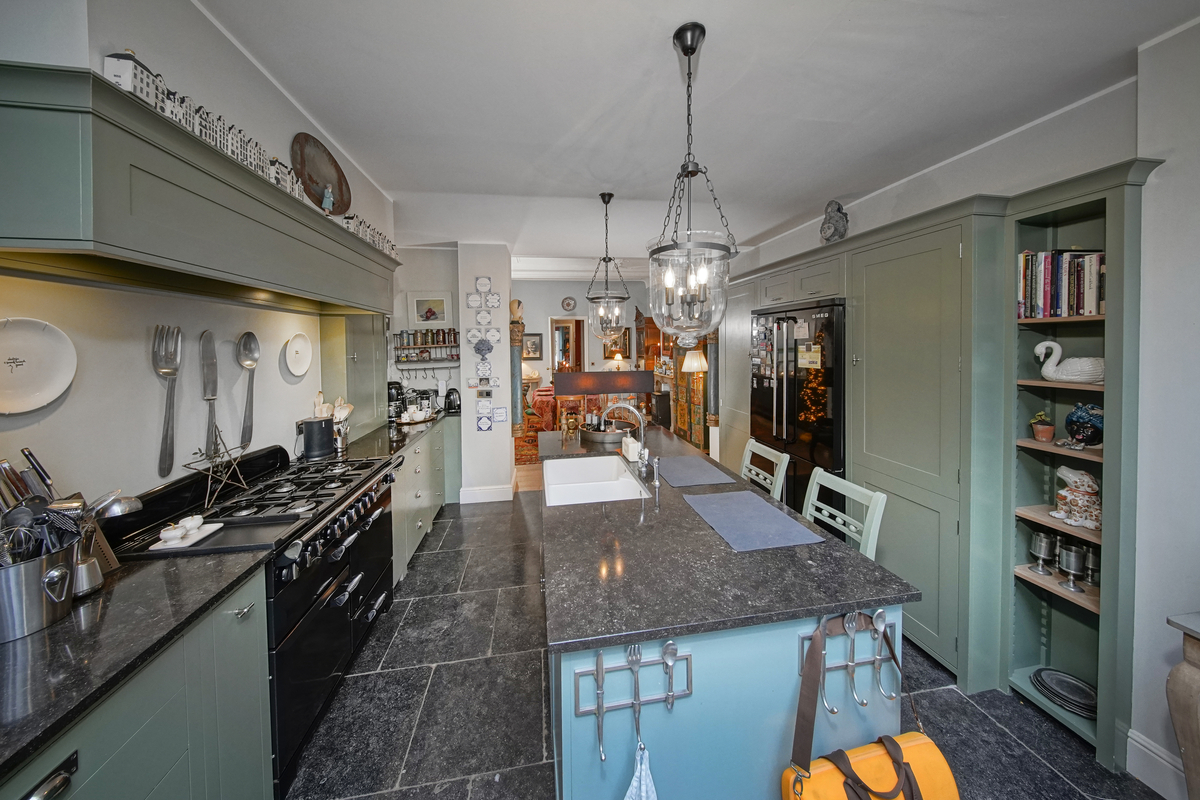 Marinus & Partners - MT100906 - 24